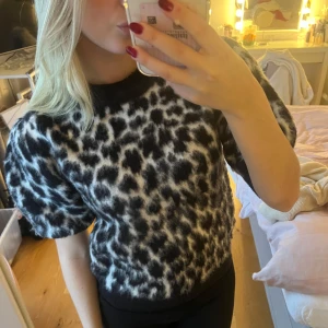 Leopardmönstrad tröja - Säljer denna stickade tröja från NA-KD som är i bra skick. Kontakta mig om du har några frågor!🩷