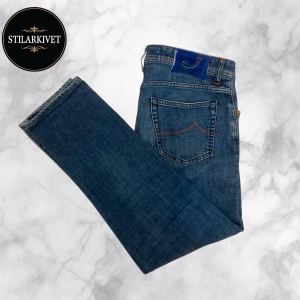 Jacob Cohen Jeans - Tjena! Säljer nu dessa sjukt snygga Jacob Cohen jeansen. Skicket är väldigt bra 9/10, inga fel eller defekter. Nypris på dom här jeansen ligger på runt 5000, mitt pris 1199. Hör av dig vid frågor eller funderingar!