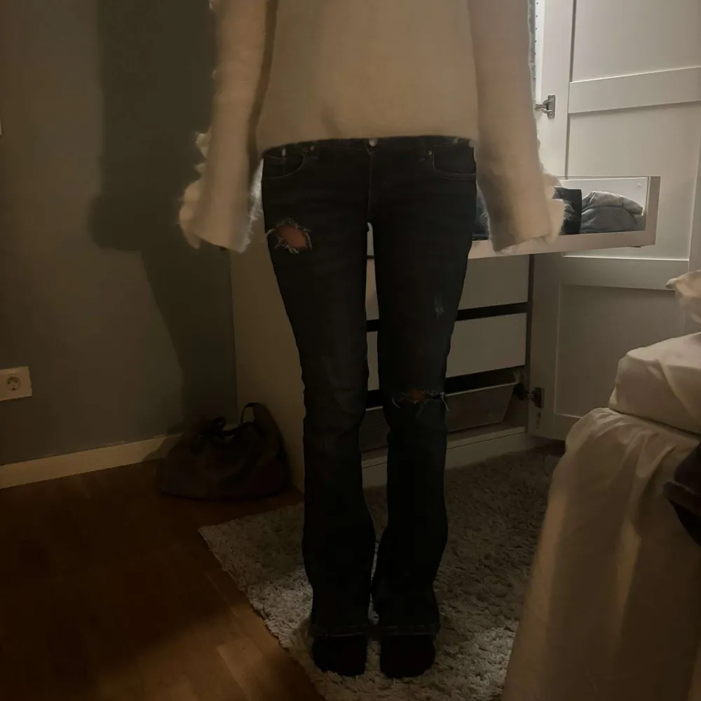 As snygga mörkblå jeans som har slutat säljas, lågmidgade och bootcut med slitningar som är jätte snygga. Pris kan diskuteras och skriv för fler bilder❤️❤️jag är 162cm❤️har sytt om jeansen själv till lågmidjade❤️❤️. Farkut & Housut.