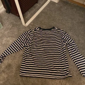 Blå vit randig tröja  - Blå vit randig tröja. Den är i topp skick och är till 11-12 åringar 