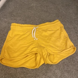 Gula tyg shorts  - Använt 1 gång 