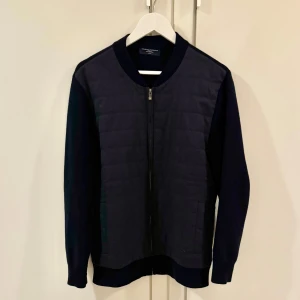 Stickad Cardigan - Snygg Cardigan från märket Charles Tyrwhitt, importerad från Storbrittanien.  Skicket är bra.