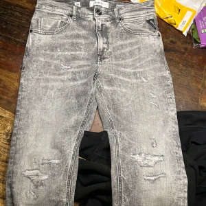 Replay W31 L34 - Säljer ett par replay byxor i storlek W31 L34. Aldrig använda och helt nya i skicket. Tveka inte vid frågor. 