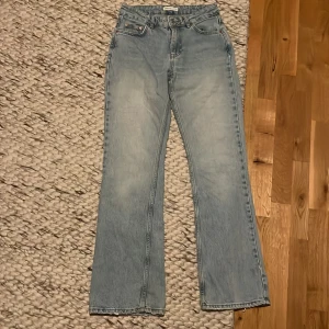 Ljusblå jeans från Perfect Jeans - Säljer mina favorit- flare jeans från Gina då de tyvärr blivit för små. Har använts flitigt och färgen bleknat något efter tvättar 🩵