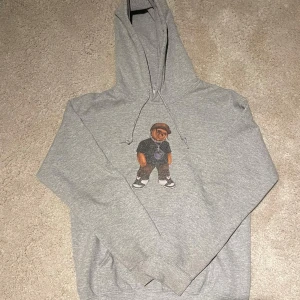 Travis scott Björn tröja - Hej! Säljer denna as feta tröja med en Travis scott Björn på. Storlek S men passar även Xs skick 8/10⭐️ Fraktar inom 1-2 dagar 🚛 Hör av er om ni har några frågor! 