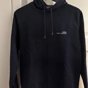 Sjukt snygg A.P.C hoodie, som är i väldigt bra skick. Nypriset ligger runt 2500 kr. Storleken är M men passar även S. Hör gärna av er när fall ni har frågor eller vill ha fler bilder.