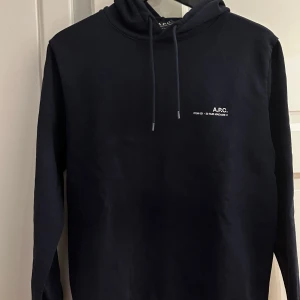 A.P.C Hoodie - Sjukt snygg A.P.C hoodie, som är i väldigt bra skick. Nypriset ligger runt 2500 kr. Storleken är M men passar även S. Hör gärna av er när fall ni har frågor eller vill ha fler bilder.
