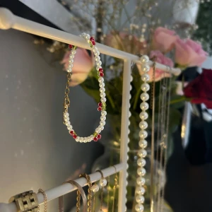 Cherry armband - Cherry armband🍒❤️  Min längd: 16cm✨ Max längd: 20cm✨ (Längden är ungefärlig)  Armbandet är elastiskt💫💞