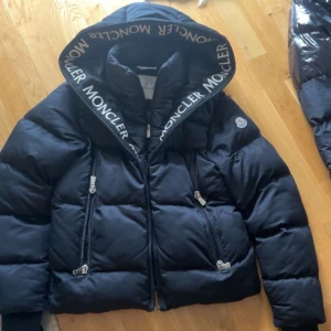 Moncler jacka  - Tjena, säljer en fin moncler jacka ända felet är att dragkejdan ytterst går ej att stänga där av priset. Passar S/M förmodligen L men beror på 
