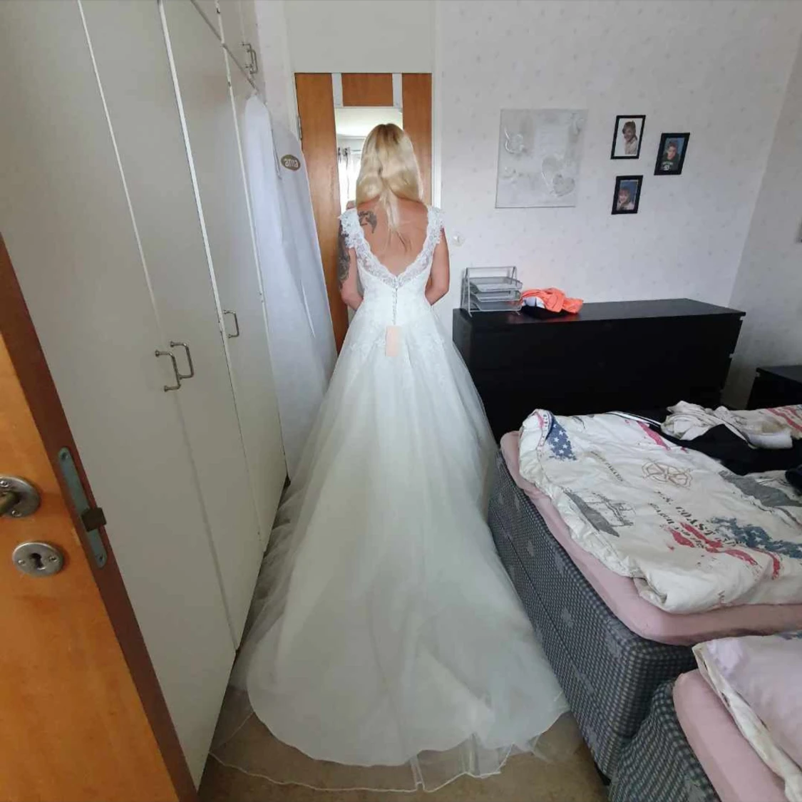 Vit bröllopsklänning med spetsdetaljer - 91