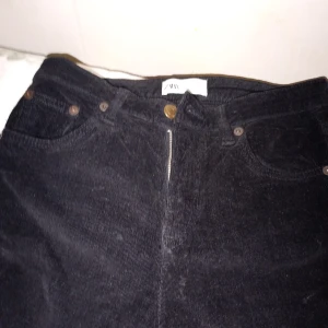 Svarta byxor till dam - Säljer ett par snygga svarta manchesterbyxor från Zara som är utsvängda nedtill. Passar till både vardag och fest!