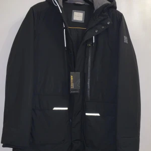 Bugatti new lightness AIR SERIES - Säljer helt ny oansvänd Bugatti new lightness AIR SERIES jacka med prislapp Svart  Storlek 54 som motsvarar storleken XL Varm och stilren  Ordinarie pris 3054 men säljer den för 1250kr