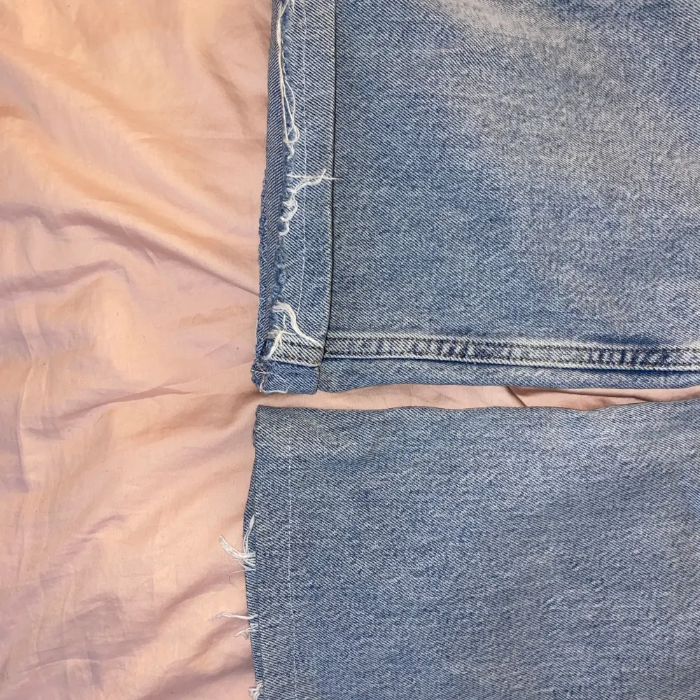 Ljusblåa bootcut jeans från Ginatricot, i storlek 32. Uppsydda några centimeter. Inte märkbart använda.. Jeans & Byxor.