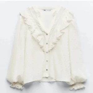 Zara blus  - Säljer en super fin blus ifrån zara nästan aldrig andvänd, säljs inte längre ifrån zara hemsida 