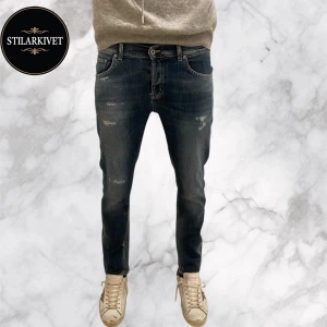 Dondup Jeans - Tjena! Säljer nu dessa eftertraktade Dondup Jeansen med slitningar. Jeansen är i jättebra skick 9/10, inga fel eller defekter. Nypris ligger runt 4000, mitt pris 899. Tveka inte med att göra av dig vid frågor eller funderingar!