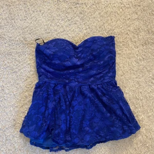 Blå axelbandslös topp - Fin volang topp utan axelband!