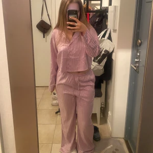 Pyjamas  - Fick denna i julklapp, och har sovit i den ca 2 gånger 