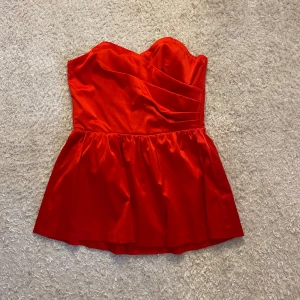 Röd axelbandslös topp/blus - Snygg röd axelbandslös topp/blus i satin från bikbok!