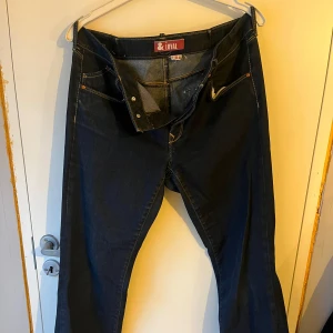 Mörkblå jeans från Loyal - Säljer ett par mörkblå jeans från Loyal i storlek 33/32. Jeansen är i bra skick. Perfekt för dig som gillar en tidlös stil, har raka ben👖