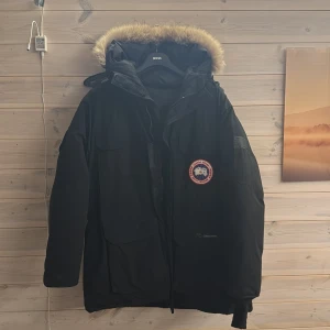 Canada goos  - Använd men har otroligt mycket kvar att ge inga skador på den// priset är ej hugget i sten 