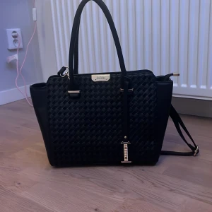 Väska Joe Mac - Bra skick och man kan ha den med de långa bandet och så kan man ta bort det och ha utan