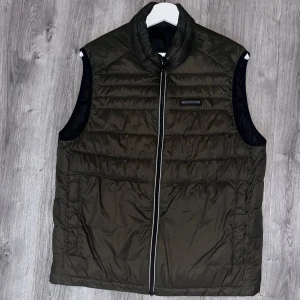 Jack & Jones väst olivgrön  - Jack & Jones väst olivgrön, SIZE M, inprincip ny med bra, fräsch kvalitet. Nypris 649 :- 🎶
