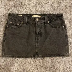 Levi’s demin kjol med låg midja. Med ikoniska Levi’s detaljer som original knappgylfen. De är utan stretch, femficksmodell. Perfekt i varmt väder. Finns inte på deras hemsida längre. (Använd 1 gång)