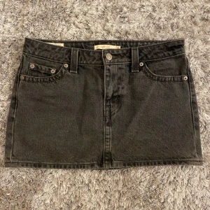 Levi’s demin skirt - Levi’s demin kjol med låg midja. Med ikoniska Levi’s detaljer som original knappgylfen. De är utan stretch, femficksmodell. Perfekt i varmt väder. Finns inte på deras hemsida längre. (Använd 1 gång)