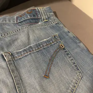 Tjena! Säljer dessa ljusblå dondup jeans som är i bra skick. Jeansen är i storlek W30, vid frågor är det bara att höra av sig! Mvh Isak