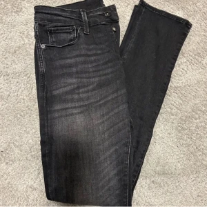 Svarta jeansbyxor - Säljer ett par svarta jeans i bra skick. strl 30:32 jack&jones slim glenn