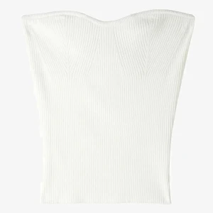 Vit ribbad tubtopp - Snygg vit ribbad tubtopp i ett stretchigt material som sitter perfekt för sommarens alla tillfällen. Toppen är ärmlös och har en fin design som passar både till vardags och fest. Perfekt att matcha med jeans eller kjol! Nypris är 399, jag säljer för 250!
