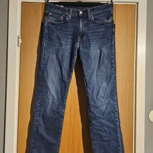 Säljer ett par klassiska Levi's 514 jeans i blå denim. De har en straight passform och är i mycket bra skick. Perfekta för både vardag och fest! 🕺