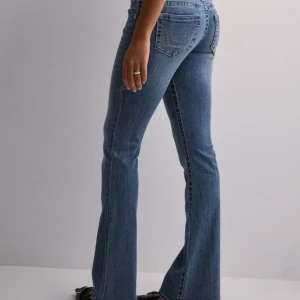 True Religion low rise joey flare - Använt 1 gång men för stora o långa för mig som e 159, w25💕 nypris 1399kr Kan byta t w24 Modellen ”ultra low rise joey flare” 