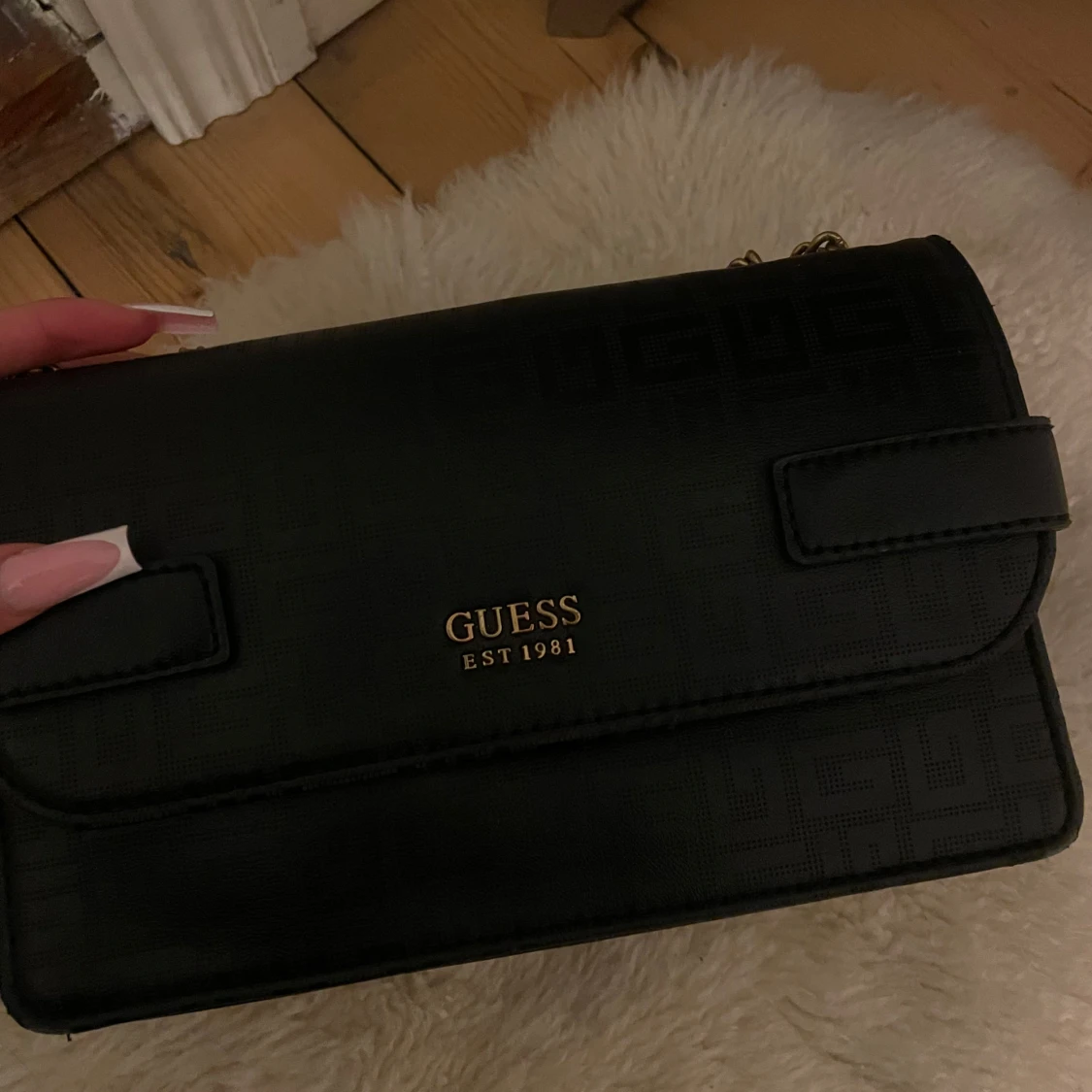 Svart axelväska från Guess