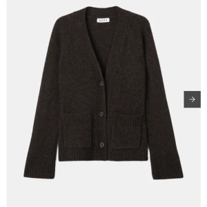 Mörkbrun kofta från Wera  - Säljer den populära koftan från Wera i storlek xs som är slutsåld !! Endast använd en gång då jag inte tycker den passar min stil 100%. Inga defekter alls!❤️