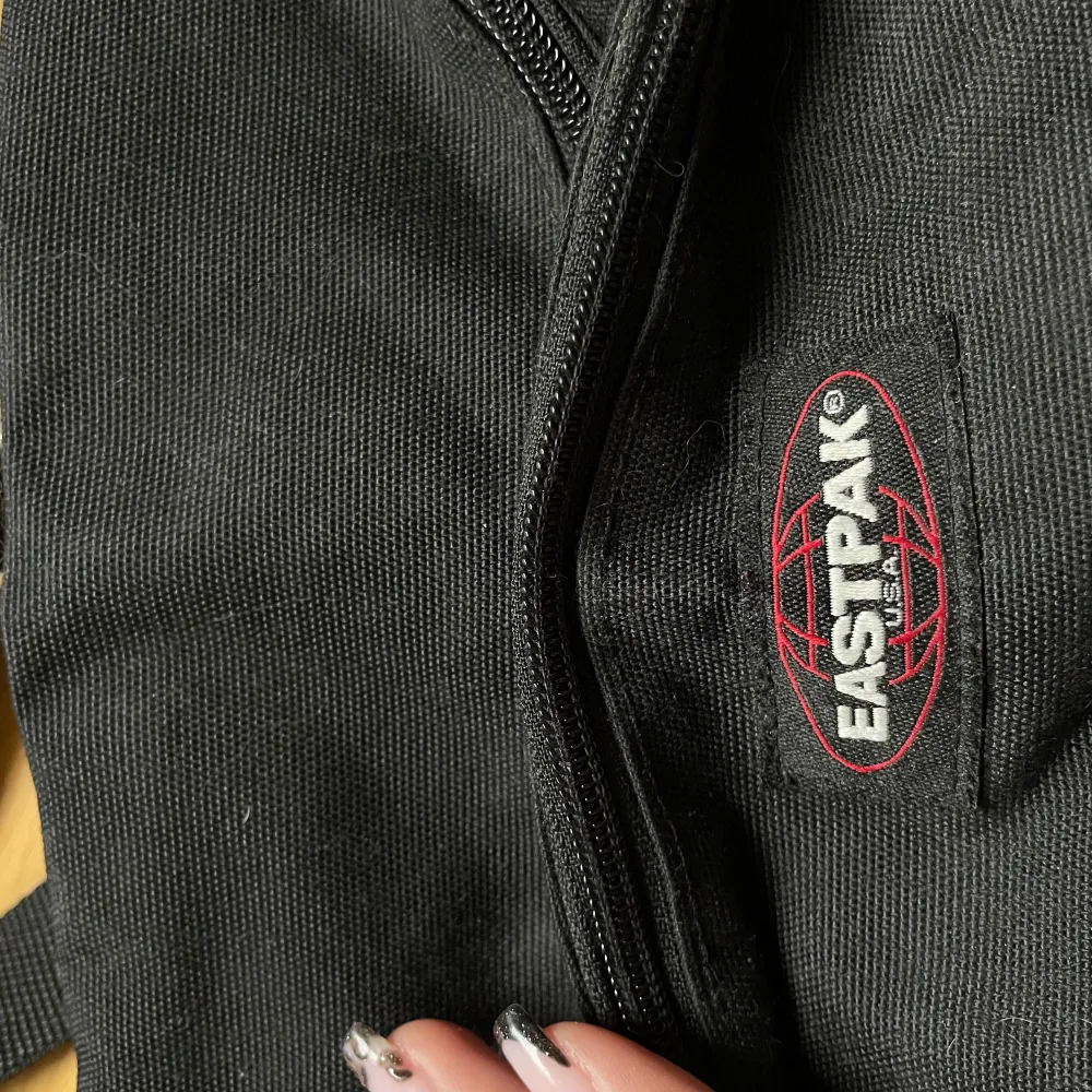 Säljer en svart midjeväska från Eastpak i bra skick. Väskan har en justerbar rem och flera dragkedjeförsedda fack för säker förvaring. Perfekt för vardagsbruk eller resor när du vill ha händerna fria. Enkel och stilren design som passar till det mesta.. Väskor.