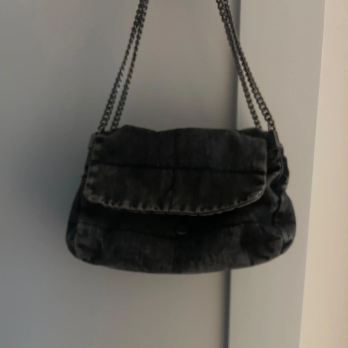 Mörkgrå axelväska i jeans - 90