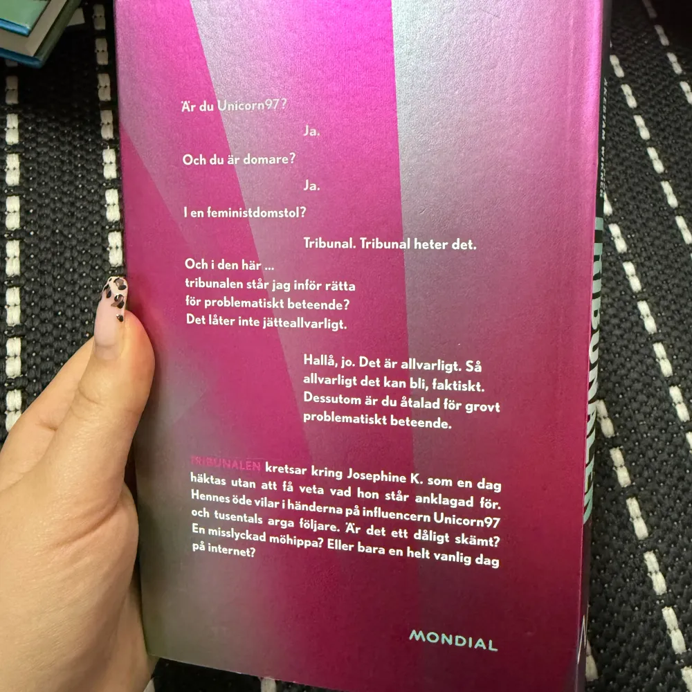 Säljer boken 'Tribunalen' av Nina Wähä. Den har en cool omslagsdesign i rosa och grönt med en spiralformad grafik. Boken handlar om Josephine K. och en feministdomstol. Perfekt för dig som gillar spännande och tankeväckande läsning! Köpt för 249kr, säljer för 160kr!. Böcker.