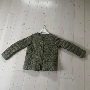 Grön pufferjacka - Tunn pufferjacka! Jättebra skick. Den liknar ultra light down jackan från Uniqlo. Den är lite sage grön💚 Jag har S och den är lite stor.. Färgen syns bäst på sista bilden då ljuset gör att färgen ser lite konstig ut. Skriv för fler bilder💗