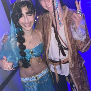 Full Jasmine cosplay Alladin - Jasmine från Alladin cosplay! Inkluderar en kjol med byxor, överdel, lampa, och en tiara:) endast använd en gång helt ny från aliexpress men säljer billigt nypris 500kr kontakta för mer bilder eller att köpa något separat