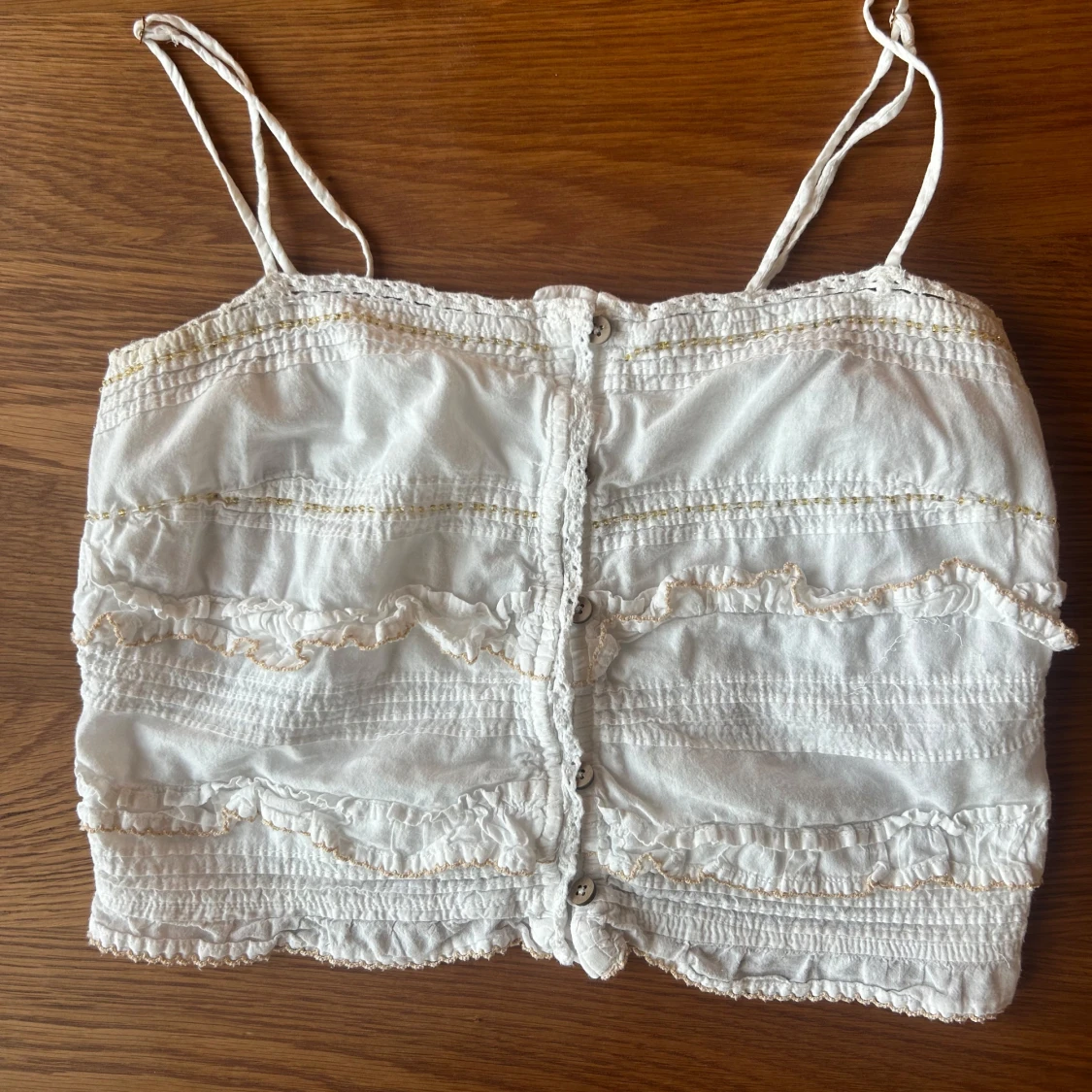 Vit topp med guld detaljer  - 90