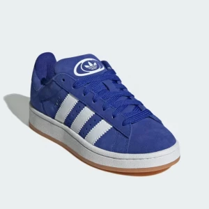 Adidas campus - Blåa adidas campus med box i storlek 38 och de är i bra skick inga skador och så men de är använda, jag köpte för 2000kr, om du köper så får du med ett par vita och blåa snören.