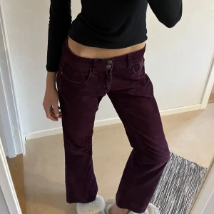 Coola jeans - Så fina jeans från esprit som tyvärr är för korta på mig som är 183. Superbra skick då de ej kunnat användas 💕