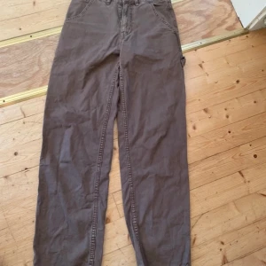 Bruna byxor från 157 - Säljer ett par bruna byxor från 157 i bra skick. De har en loose passform och är perfekta för höst och vår. Byxorna har flera praktiska fickor och en normal midja. 