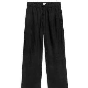 Super fina linnebyxor från arket!! - Svarta midrise vida linnebyxor från märket arket!! Storlek xs och är näst in till oanvända💕💕 