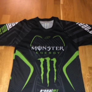 Monster Energy Jersey - Monster tröja sitter som XS/S Den är i polyester material och bra skick