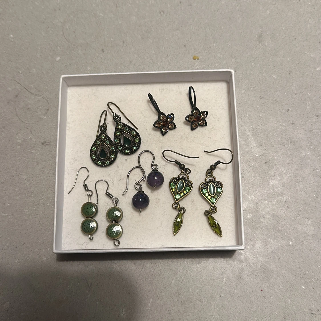 Set med olika örhängen