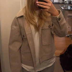 kappa - Säljer en beigevår/höst kappa köpt för 2 år för runt 900 kr från dobber, använd något fåtal gånger. Ända defekten är att lappen där det står small har lossnat på en sidan. se sista bilden. Passar mig som är runt 160, skulle säga den passar xs-s💕