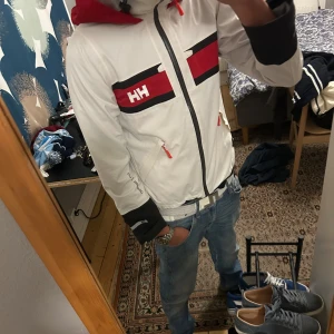 Helly Hansen jacka  - Riktigt fet jacka som börjar bli trendig, seglarjacka i storlek S, säljer på grund av att den är för liten för mig. Annars är den i väldigt bra skick förutom att reflexerna är lite slitna
