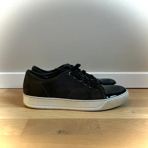 Lanvin (41-42) - Säljer nu dessa Lanvin skorna i mycket bra skick! Storleken är UK 6/40-41 men passar 42 perfekt. Felfri glans och felfri mocka. Inget OG finns men det är bara att höra av sig vid frågor:)